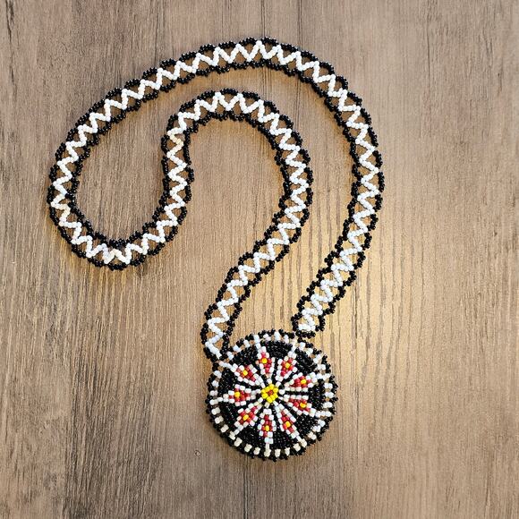 Vintage Native American Tribal Black & White Seed Bead Flower Pendant Necklace - Picture 1 of 7